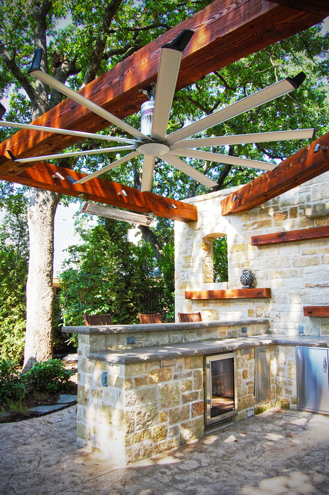 Esempio di un patio o portico tradizionale con cemento stampato e una pergola