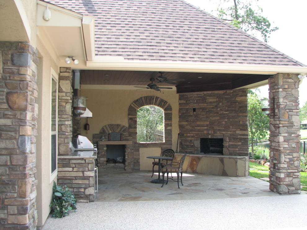 Пример оригинального дизайна: большой двор на заднем дворе в стиле рустика с покрытием из каменной брусчатки, навесом и летней кухней