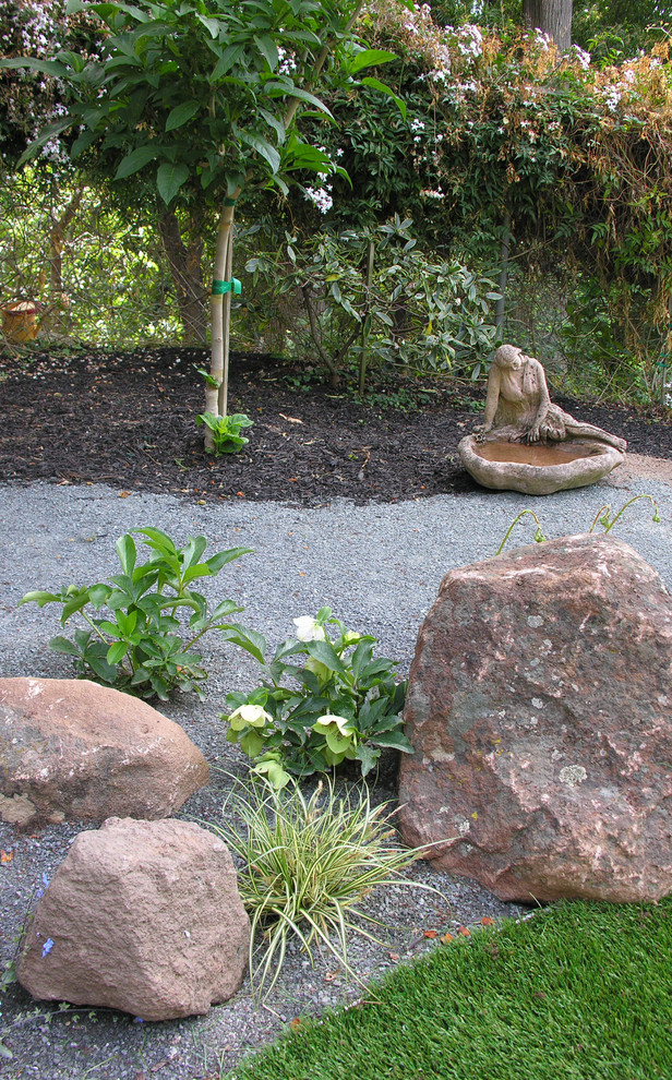 Источник вдохновения для домашнего уюта: маленький двор на боковом дворе в стиле кантри с фонтаном и покрытием из каменной брусчатки для на участке и в саду