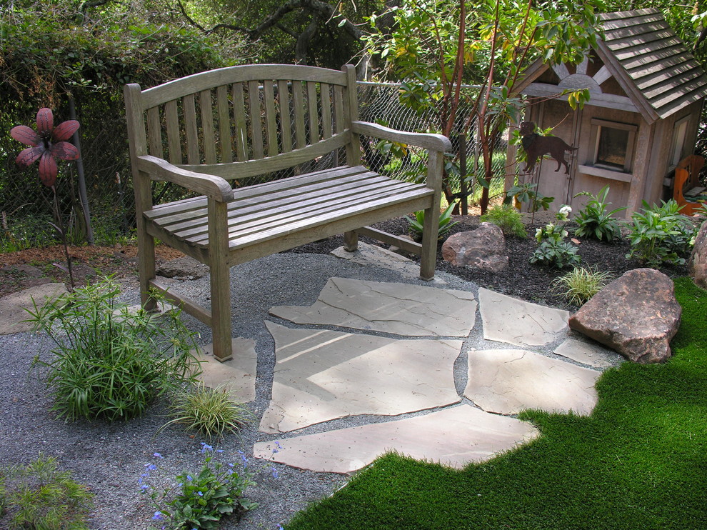 Foto de patio de estilo americano pequeño en patio lateral con adoquines de piedra natural