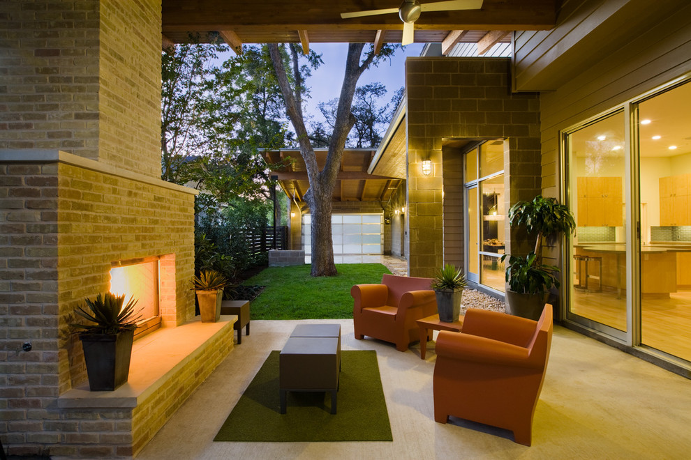 Источник вдохновения для домашнего уюта: двор среднего размера на заднем дворе в современном стиле с местом для костра, мощением тротуарной плиткой и навесом