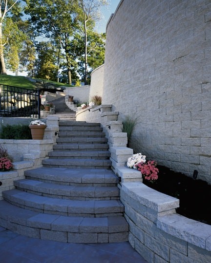 Imagen de patio clásico renovado de tamaño medio sin cubierta en patio trasero con jardín de macetas y adoquines de ladrillo