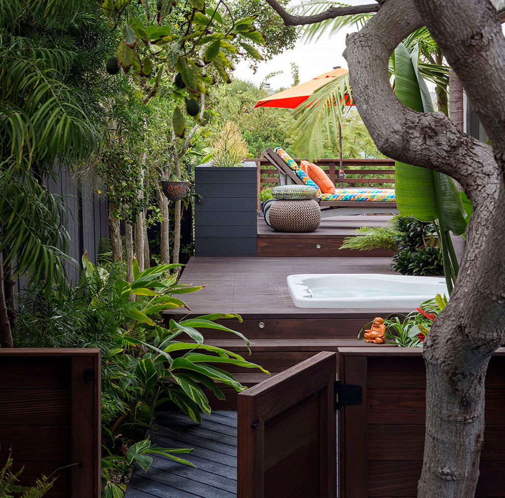 Immagine di un grande patio o portico tropicale con pedane e nessuna copertura