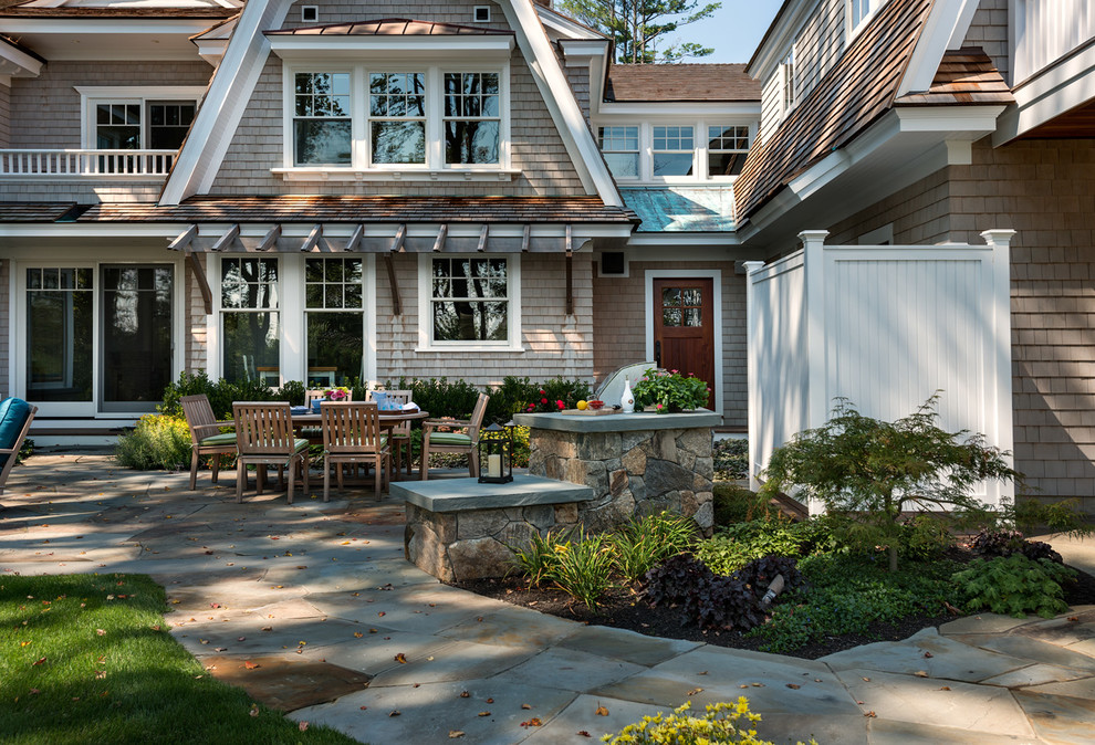 Großer, Unbedeckter Maritimer Patio hinter dem Haus mit Outdoor-Küche und Natursteinplatten in Boston