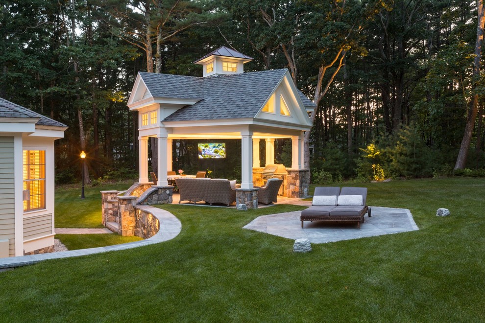 Стильный дизайн: двор на заднем дворе в классическом стиле с летней кухней - последний тренд