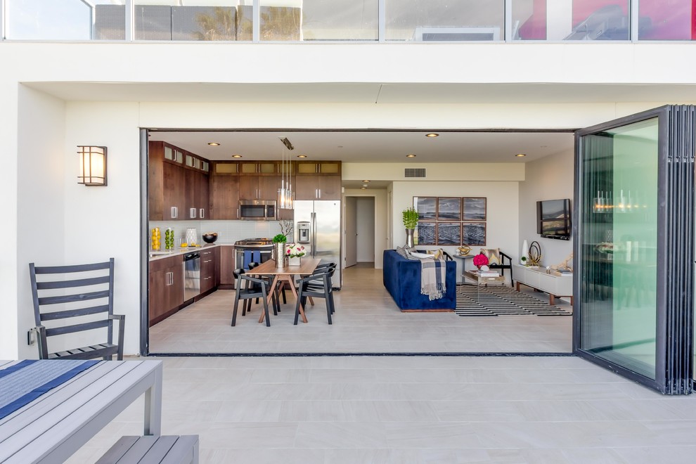 Gefliester, Unbedeckter, Mittelgroßer Moderner Patio hinter dem Haus mit Wasserspiel in San Diego