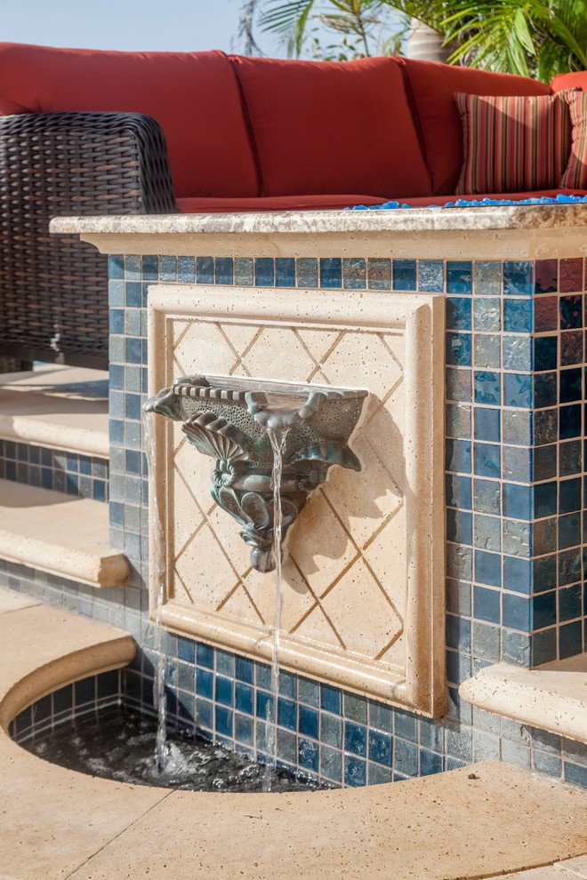 Kleine Mediterrane Pergola hinter dem Haus mit Wasserspiel und Natursteinplatten in Tampa