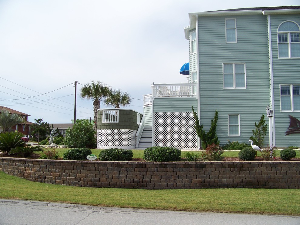 Пример оригинального дизайна: большая пергола во дворе частного дома в морском стиле с мощением тротуарной плиткой