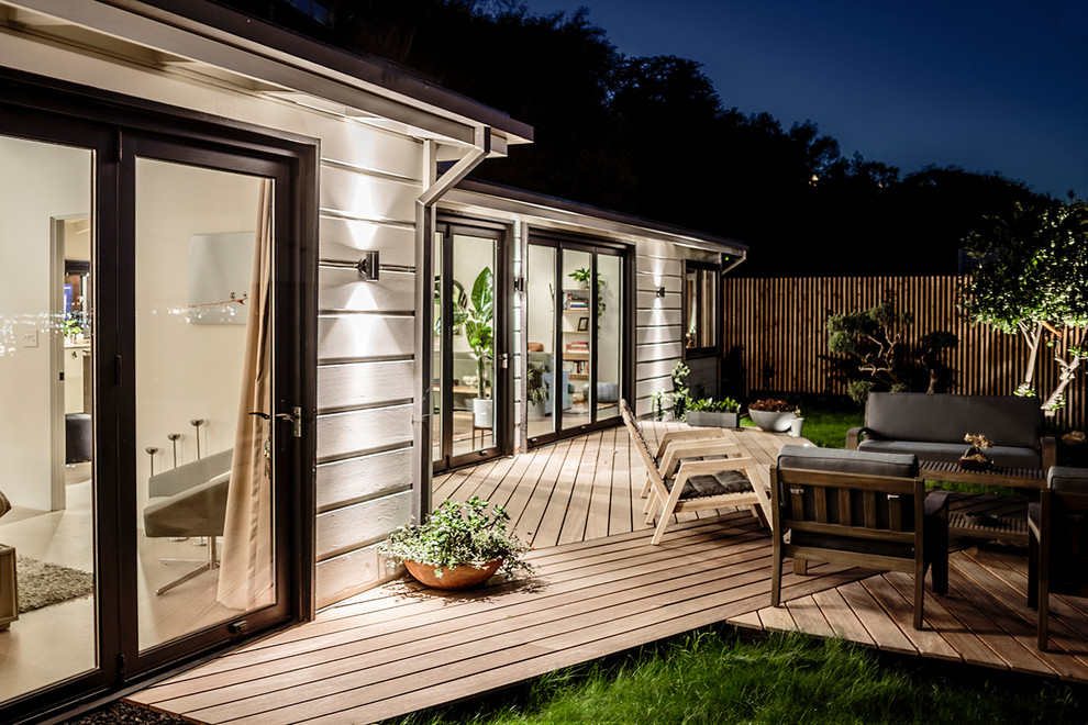 Modelo de patio minimalista de tamaño medio sin cubierta en patio trasero con entablado