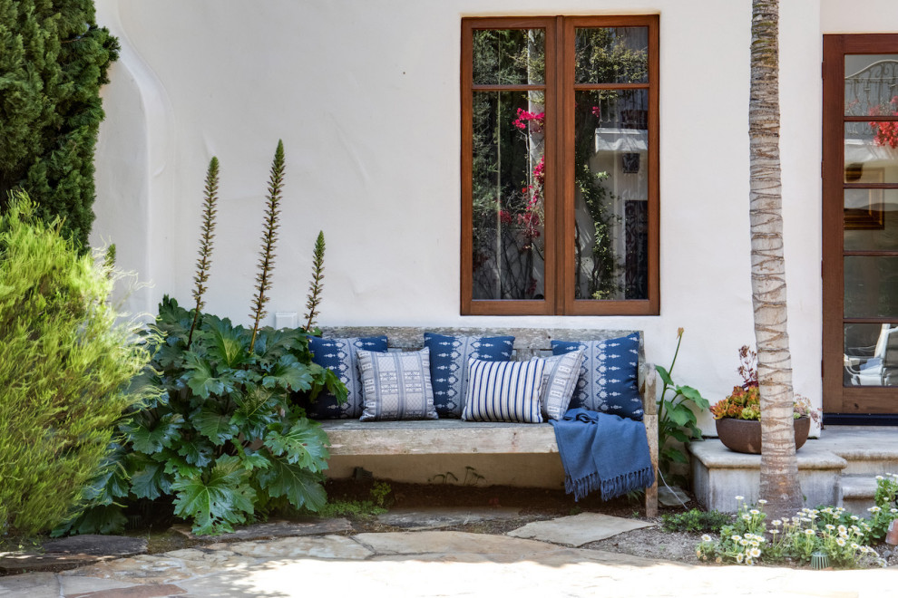 Foto di un grande patio o portico mediterraneo in cortile con un caminetto, pavimentazioni in pietra naturale e nessuna copertura
