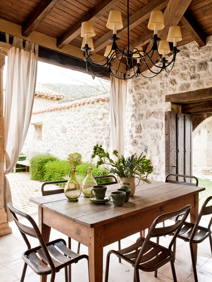 Идея дизайна: двор среднего размера на внутреннем дворе в средиземноморском стиле с навесом и покрытием из плитки