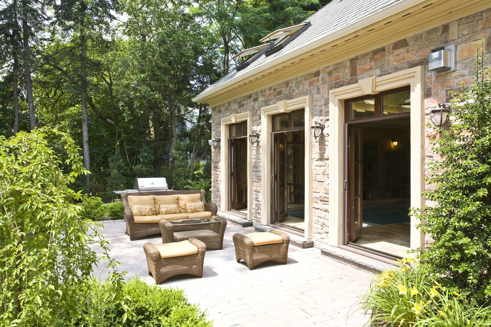 Источник вдохновения для домашнего уюта: двор в современном стиле с зоной барбекю без защиты от солнца