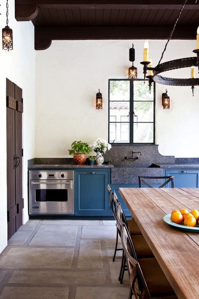 Стильный дизайн: двор в средиземноморском стиле с летней кухней - последний тренд