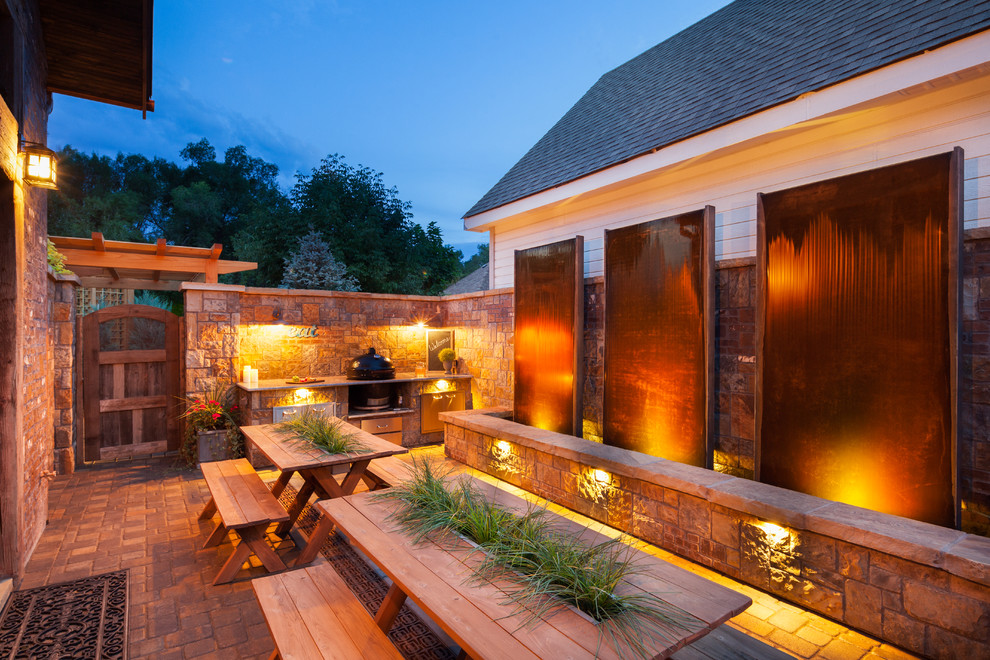 Пример оригинального дизайна: двор среднего размера на заднем дворе в стиле рустика с летней кухней и покрытием из каменной брусчатки без защиты от солнца