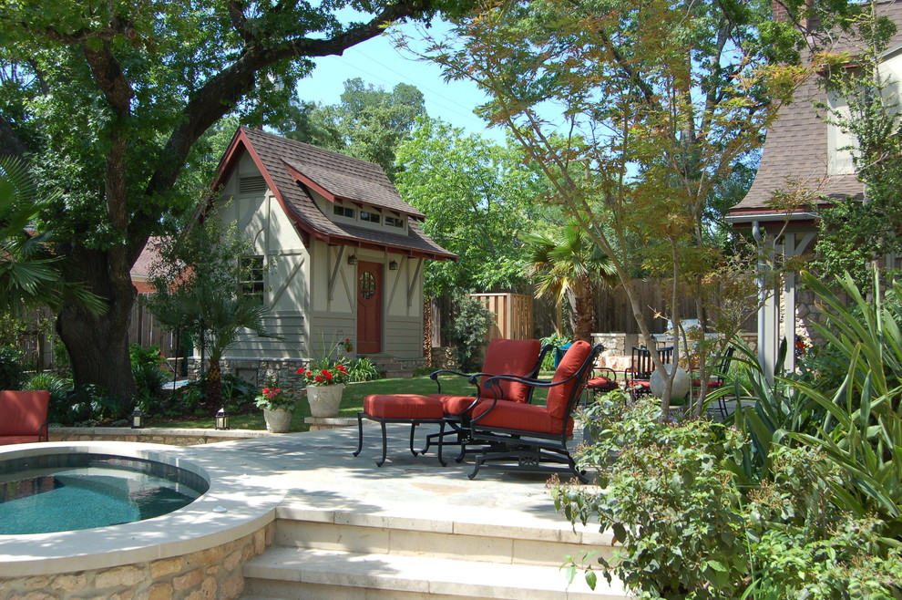Foto di un grande patio o portico classico in cortile con un giardino in vaso