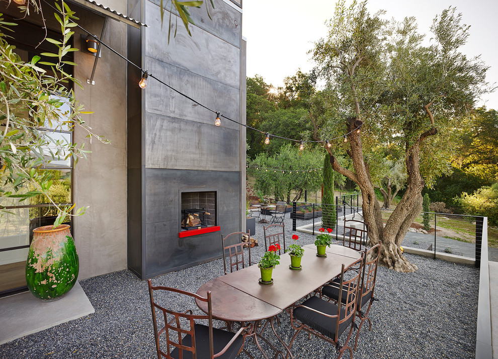 サンフランシスコにあるコンテンポラリースタイルのおしゃれなテラス・中庭 (砂利舗装、日よけなし、屋外暖炉) の写真