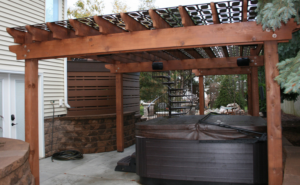 Aménagement d'une grande terrasse arrière classique avec une pergola.