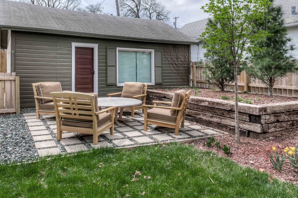 Imagen de patio contemporáneo de tamaño medio sin cubierta en patio trasero con adoquines de hormigón