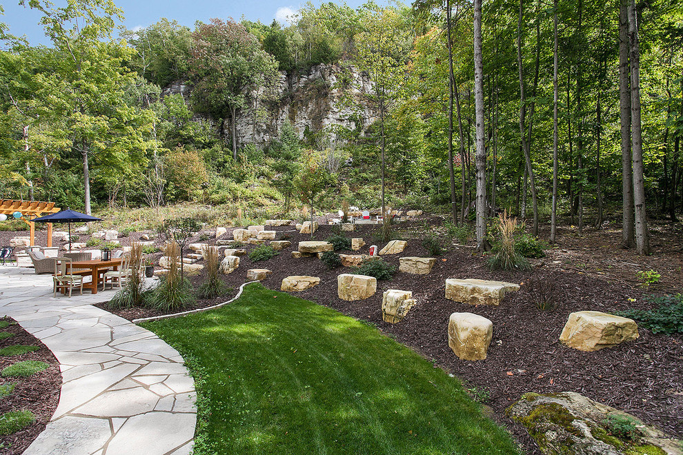 Свежая идея для дизайна: большой участок и сад на заднем дворе в морском стиле с покрытием из каменной брусчатки - отличное фото интерьера
