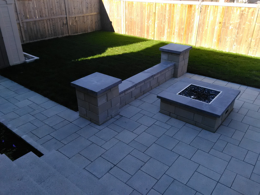 Idee per un patio o portico minimalista di medie dimensioni e dietro casa con pavimentazioni in cemento