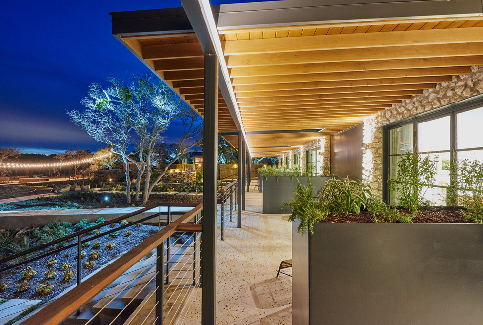 Mittelgroßer, Unbedeckter Moderner Patio neben dem Haus mit Natursteinplatten in Austin
