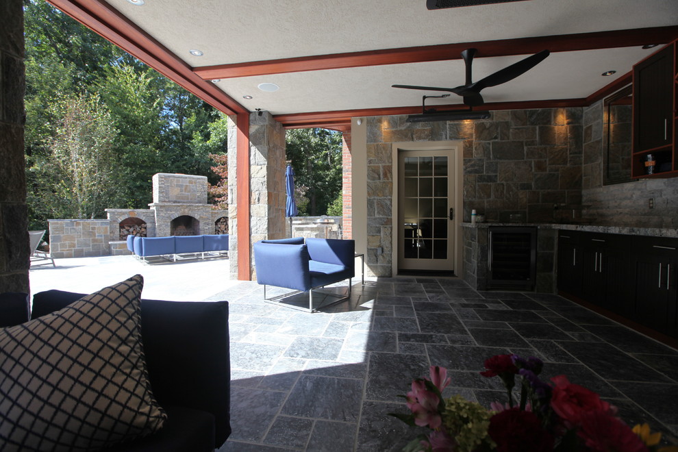 Esempio di un patio o portico tradizionale di medie dimensioni e dietro casa con un tetto a sbalzo