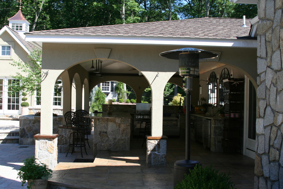 Ejemplo de patio clásico renovado con cocina exterior