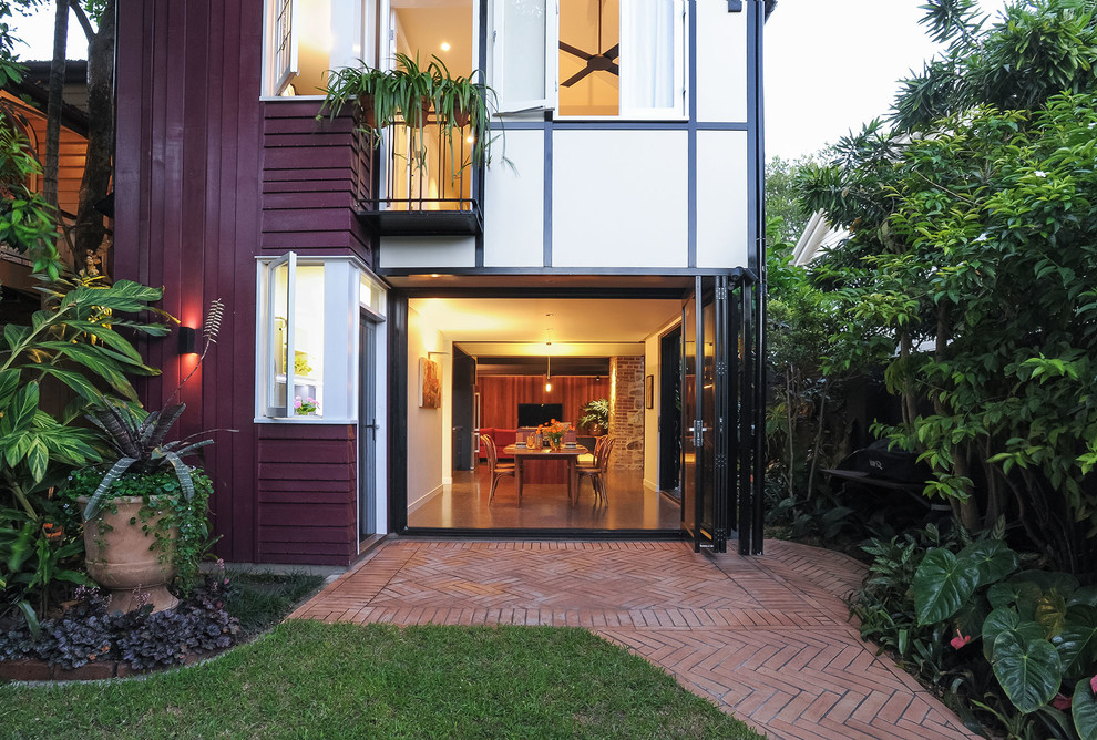 Unbedeckter, Mittelgroßer Moderner Patio hinter dem Haus mit Pflastersteinen in Brisbane