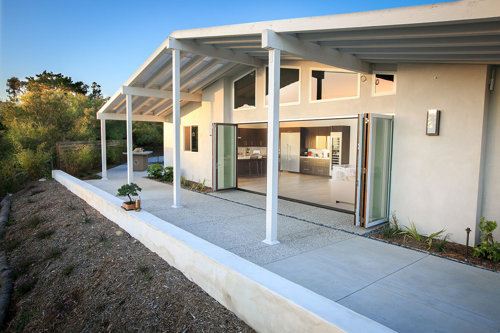 Open Space Patio - Mid-century Open Floor Plan With View Deck 