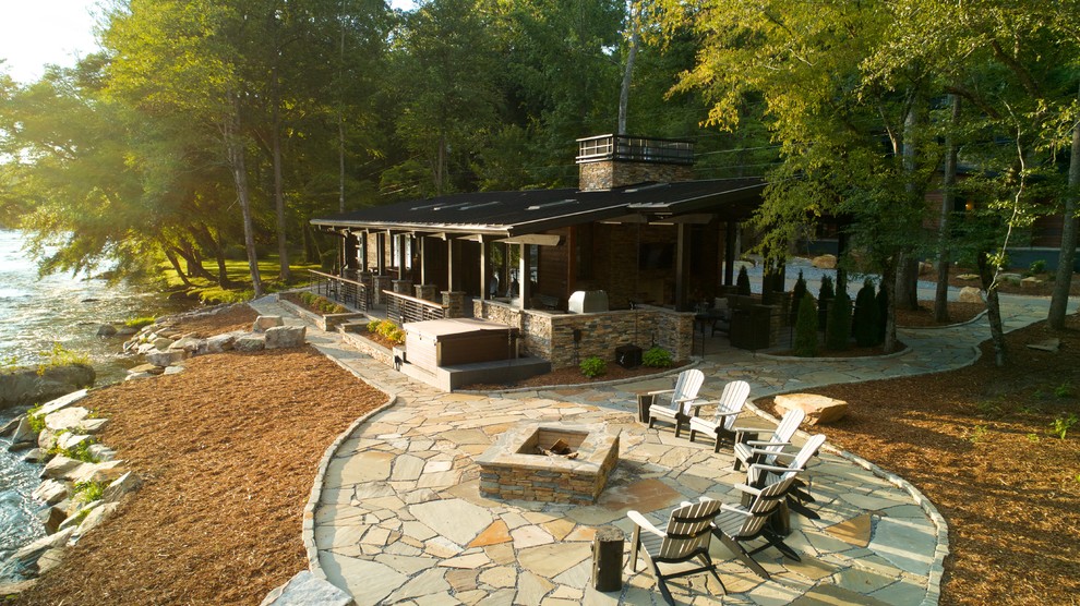 Идея дизайна: двор среднего размера на заднем дворе в современном стиле с местом для костра и покрытием из каменной брусчатки без защиты от солнца