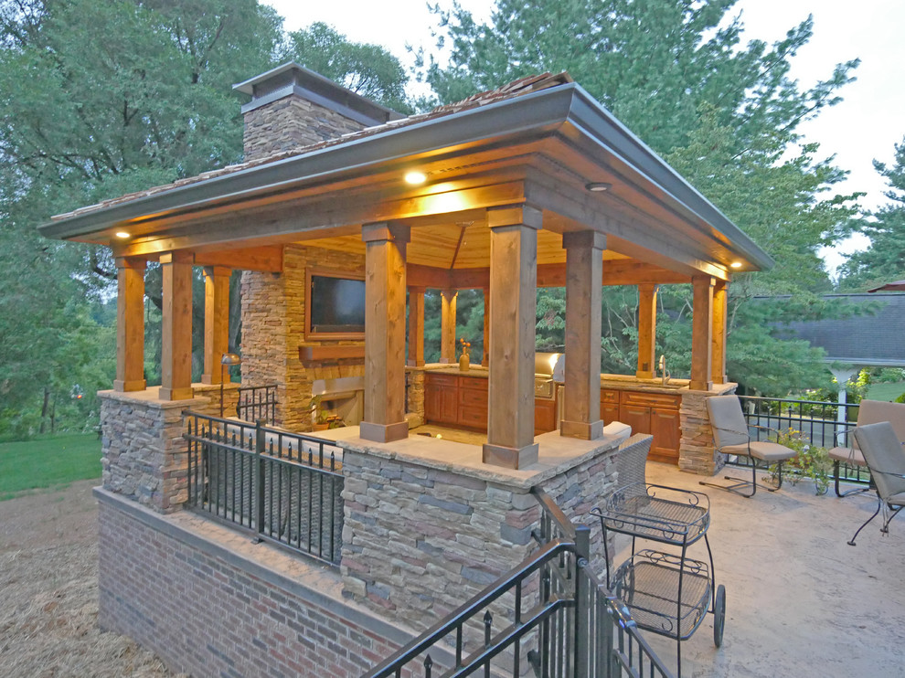 Ejemplo de patio clásico grande en patio trasero con cocina exterior, suelo de hormigón estampado y cenador