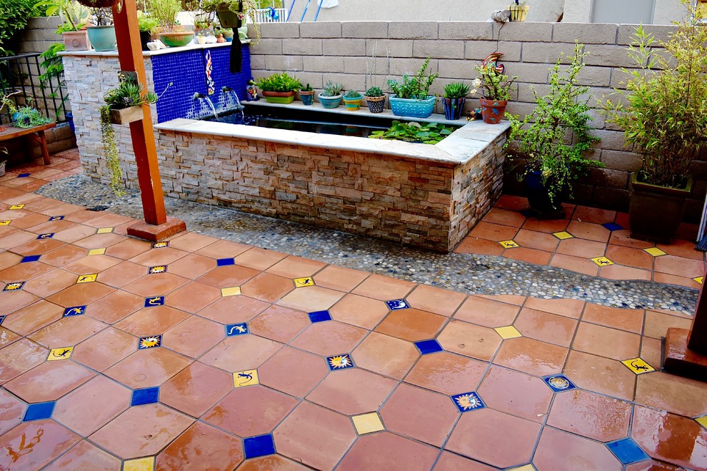 Foto de patio mediterráneo de tamaño medio en patio lateral con suelo de baldosas