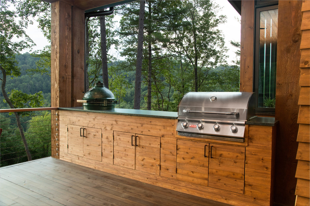 Aménagement d'une terrasse en bois arrière montagne de taille moyenne avec une cuisine d'été et une extension de toiture.