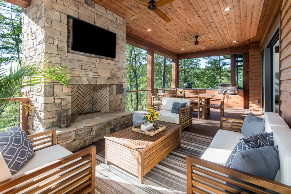 Cette photo montre une terrasse en bois arrière montagne de taille moyenne avec une cuisine d'été et une extension de toiture.