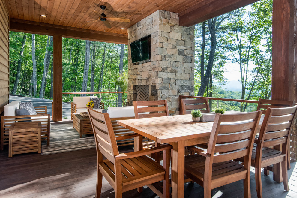 Inspiration pour une terrasse en bois arrière chalet de taille moyenne avec une cuisine d'été et une extension de toiture.