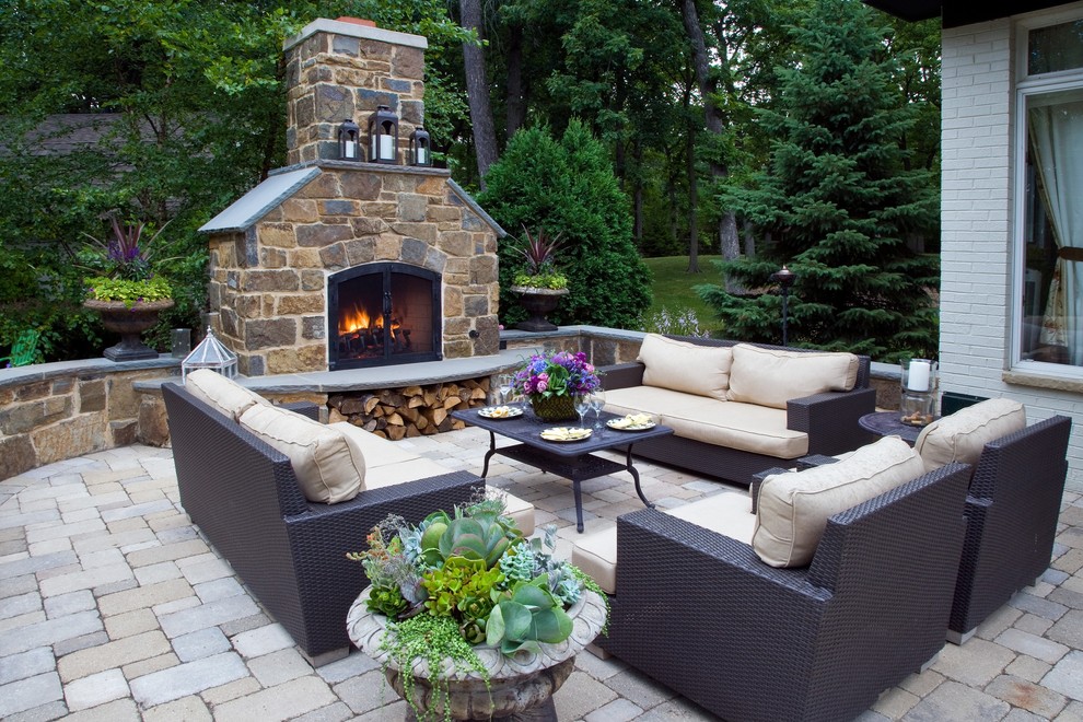 Photo of a rustic patio in Chicago.