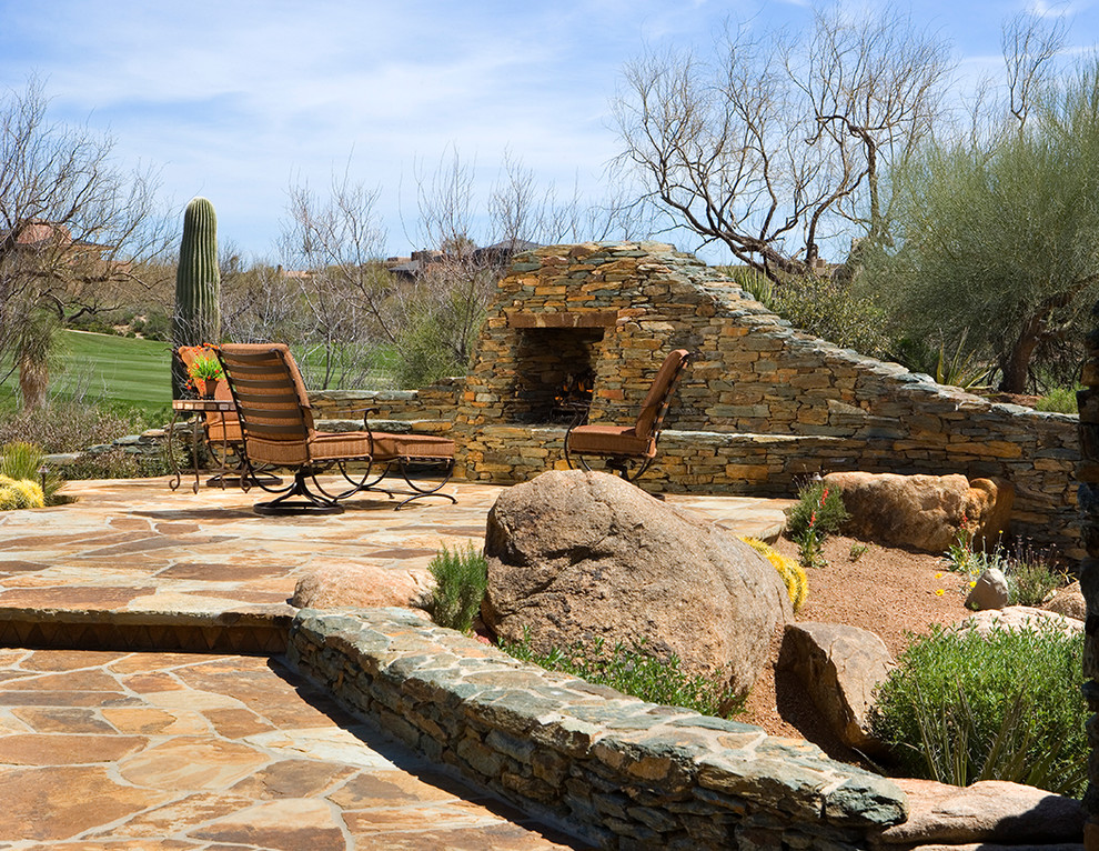 Modelo de patio de estilo americano sin cubierta en patio trasero con brasero y adoquines de piedra natural