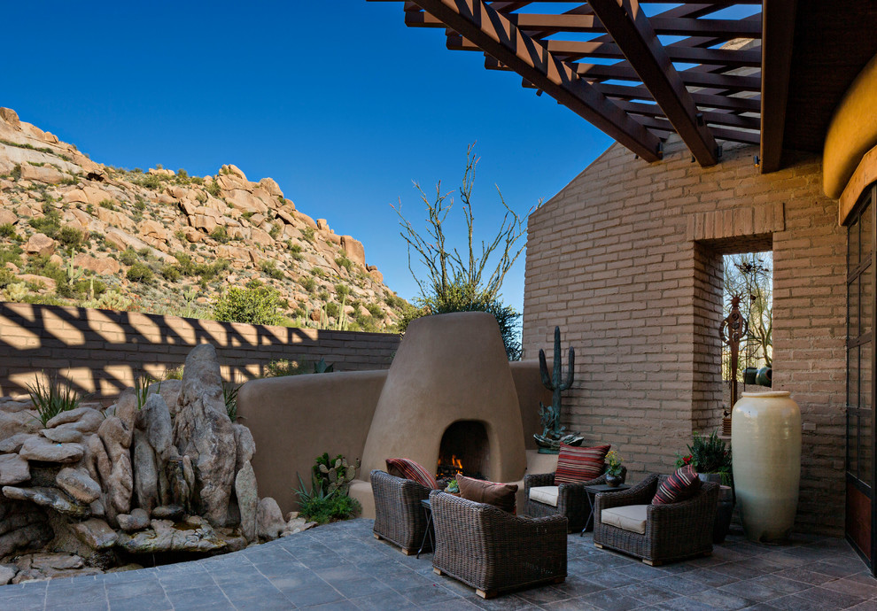 На фото: двор среднего размера на заднем дворе в стиле фьюжн с местом для костра, покрытием из каменной брусчатки и навесом