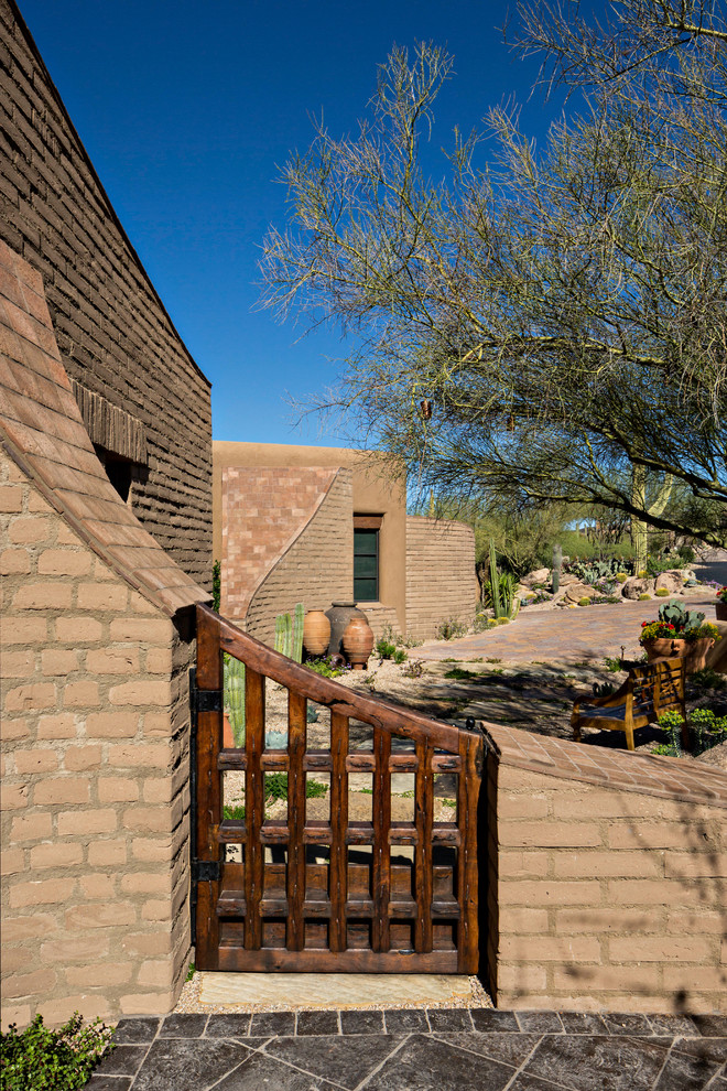 Ispirazione per un patio o portico stile americano di medie dimensioni e dietro casa con un focolare, pavimentazioni in pietra naturale e un tetto a sbalzo
