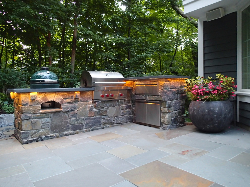 Diseño de patio de estilo americano de tamaño medio sin cubierta en patio trasero con brasero y adoquines de piedra natural