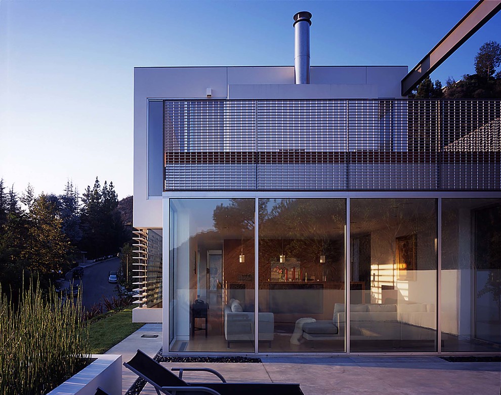 Idee per un ampio patio o portico minimal dietro casa con lastre di cemento e nessuna copertura