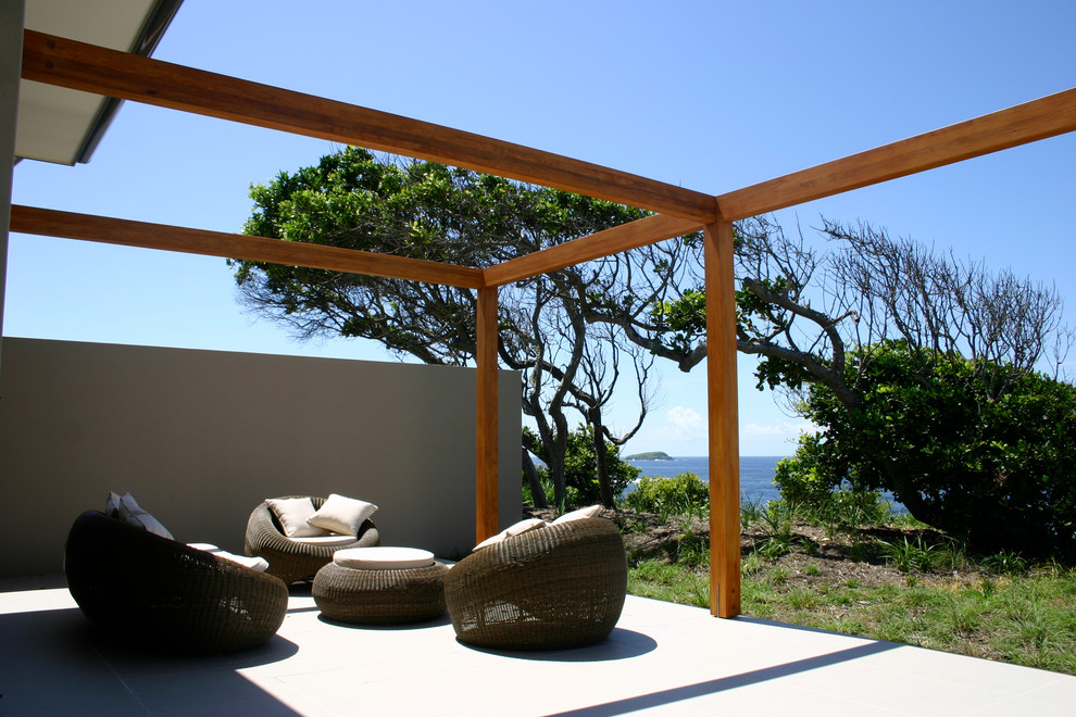 Immagine di un patio o portico stile marinaro con una pergola