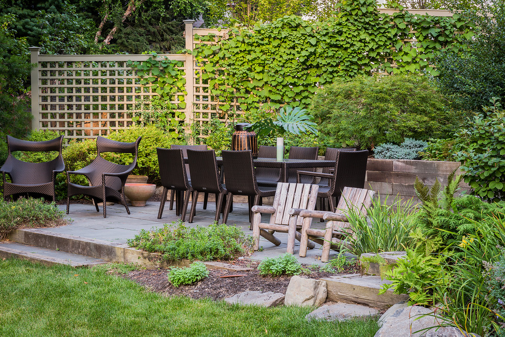 Immagine di un patio o portico chic dietro casa con nessuna copertura