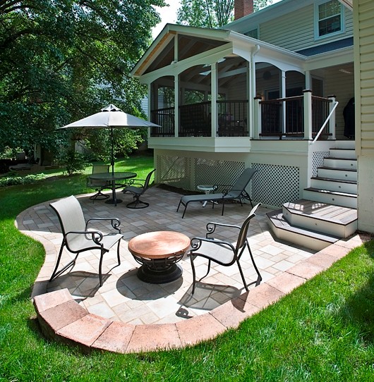 Modelo de patio clásico de tamaño medio en patio trasero con adoquines de hormigón