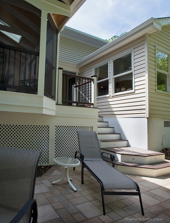Стильный дизайн: маленький двор на заднем дворе в классическом стиле с навесом для на участке и в саду - последний тренд