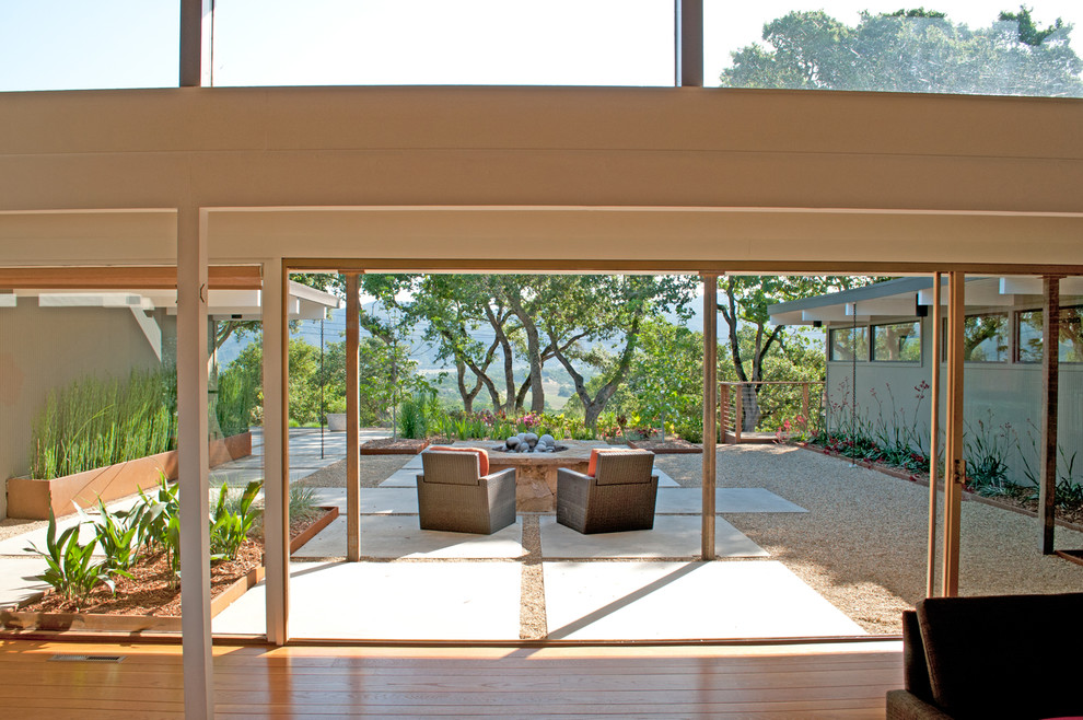 This is an example of a midcentury courtyard patio in San Francisco.