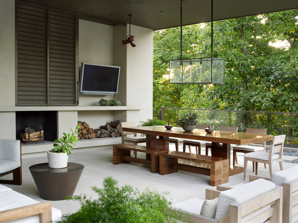 Стильный дизайн: двор в современном стиле с уличным камином без защиты от солнца - последний тренд