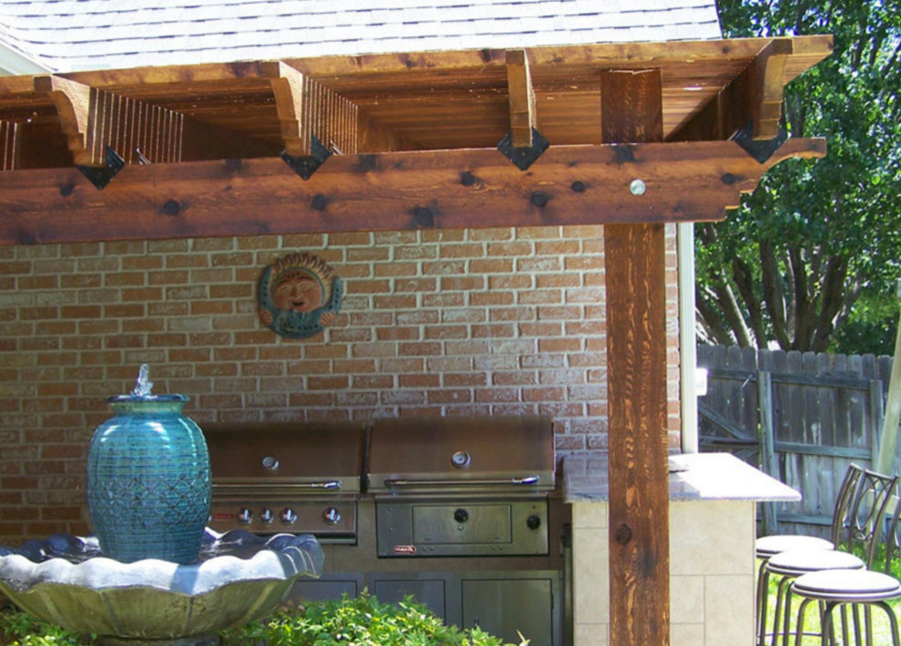 Immagine di un piccolo patio o portico rustico dietro casa con una pergola
