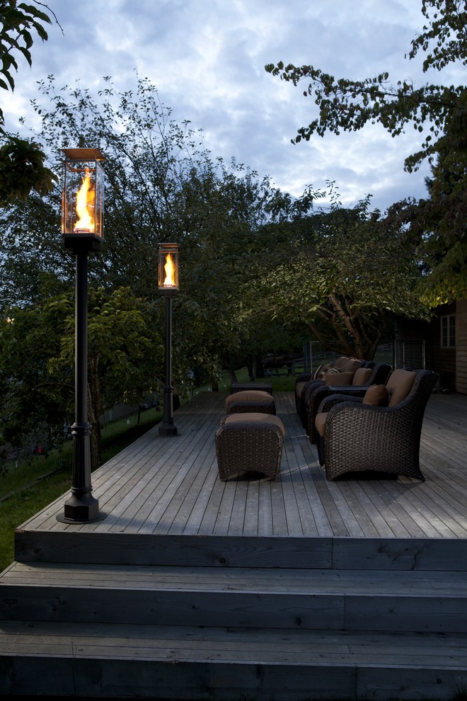 Inspiration pour une terrasse en bois arrière traditionnelle de taille moyenne avec aucune couverture.