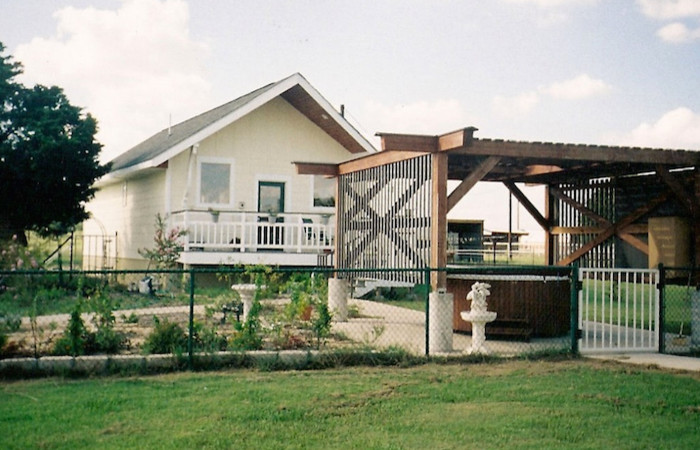 Mittelgroßer Moderner Patio hinter dem Haus mit Pflastersteinen und Gazebo in Austin